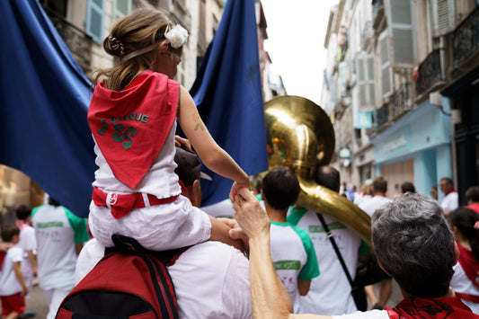 5 ASTUCES WTF POUR NE PAS PERDRE TES POTES AUX FÊTES DE BAYONNE ! (ET RENTRER AVEC TES CHAUSSURES)